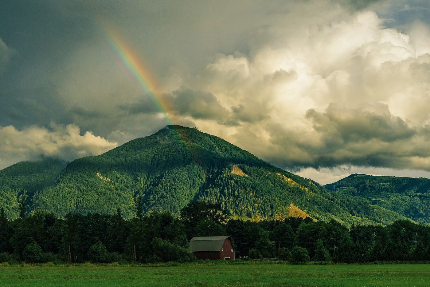 Dúha nad zelenou horou